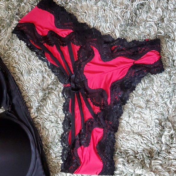 Victoria's Secret bombshell bra and panty set - Picture 3 of 5